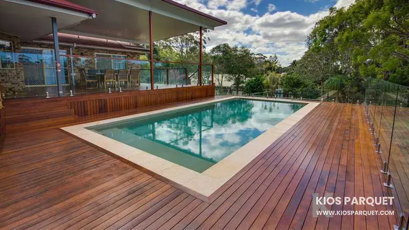 Decking samping kolam renang